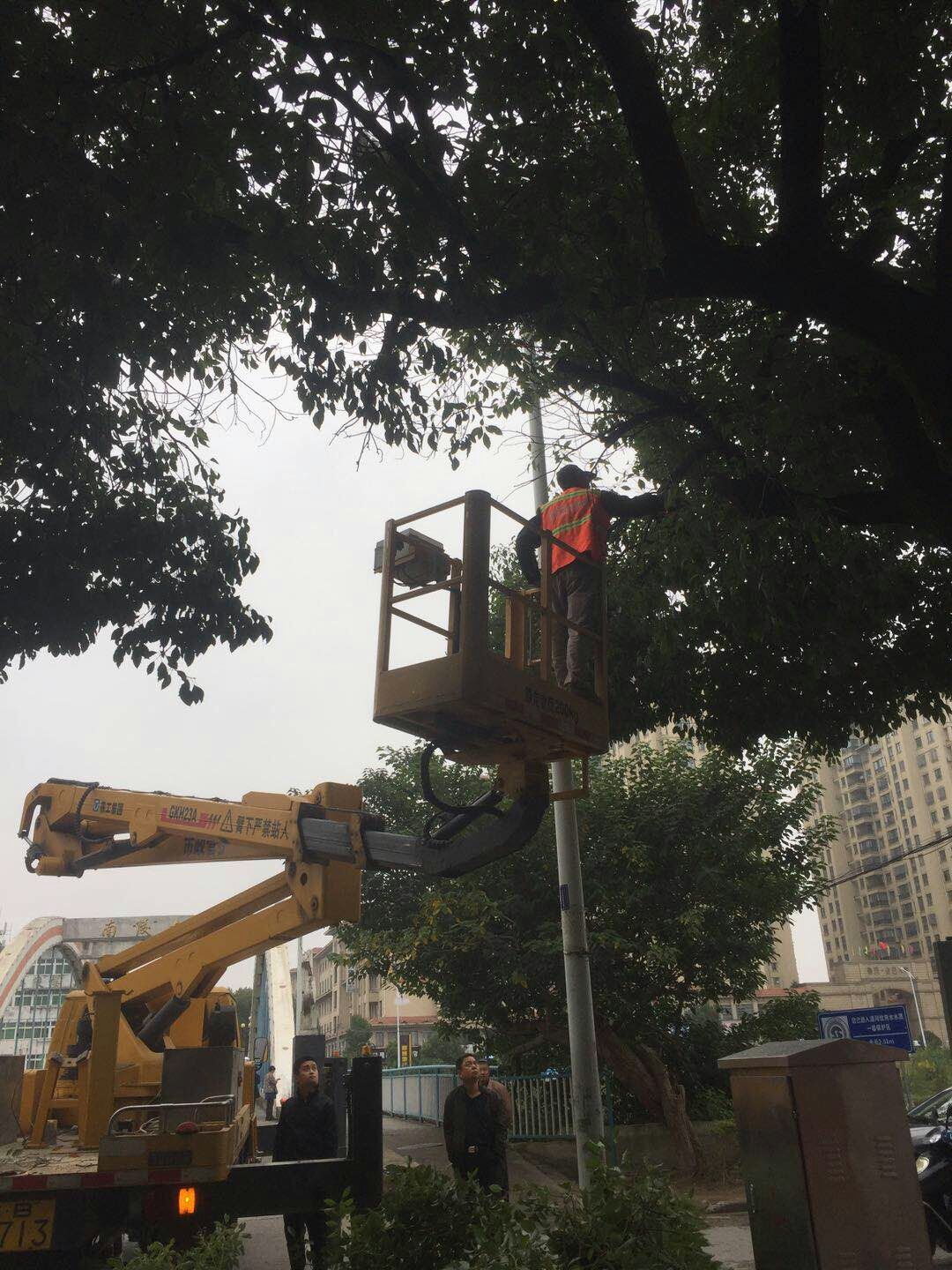 近日，我公司根據(jù)南陵縣市政園林所通知，組織安排人員車輛協(xié)助市政園林所路燈科修剪陵陽路兩側(cè)遮擋路燈照明的樹枝。此項工作持續(xù)了三天，消除了因路燈光照不足帶來的夜間通行安全隱患問題，受到沿線居民一致好評。